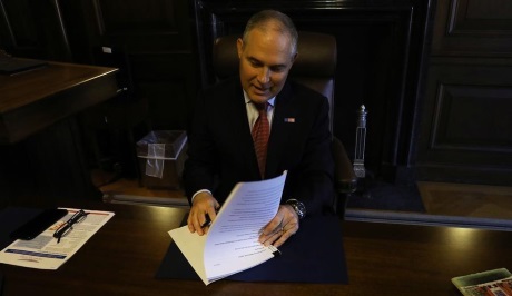 Pruitt_signs_CCP_repeal_rule_(EPA)-460